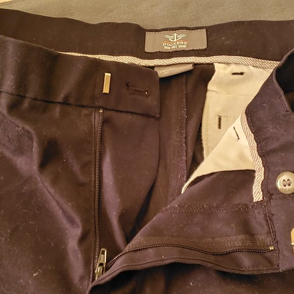 Dockers Men's Iron Free Khaki, Straight Fit, Black Pants - Size W32 L32 - Picture 6 of 8